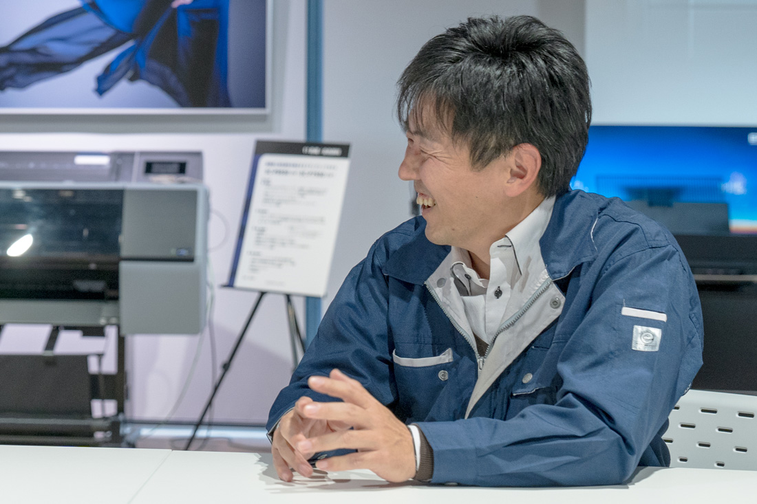 インタビューに答える Sugimoto