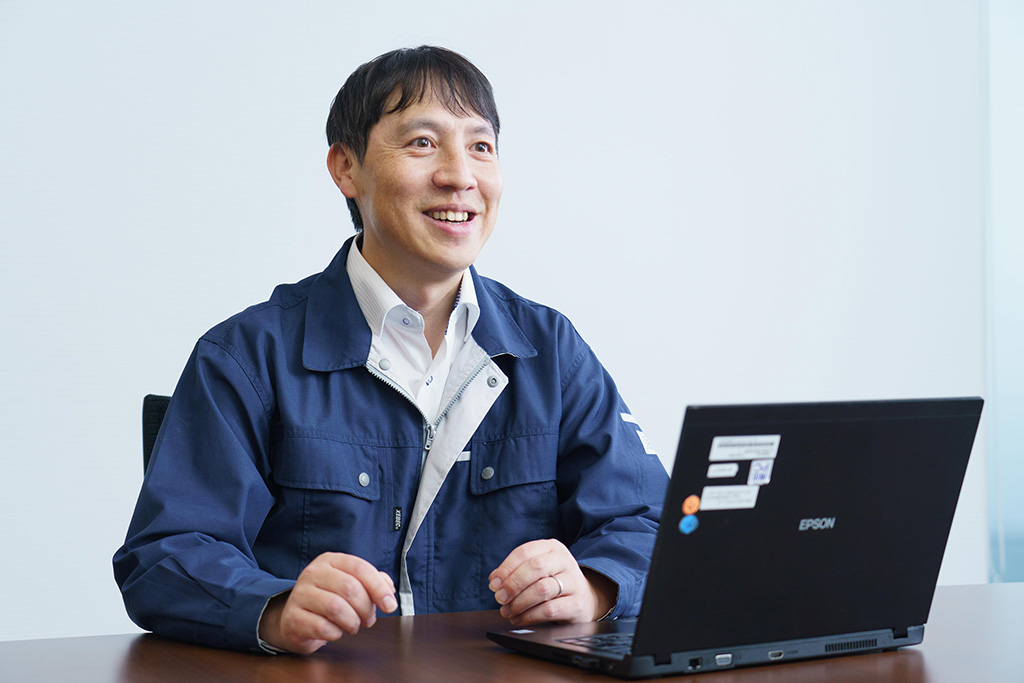 インタビューに答える 松坂 健治