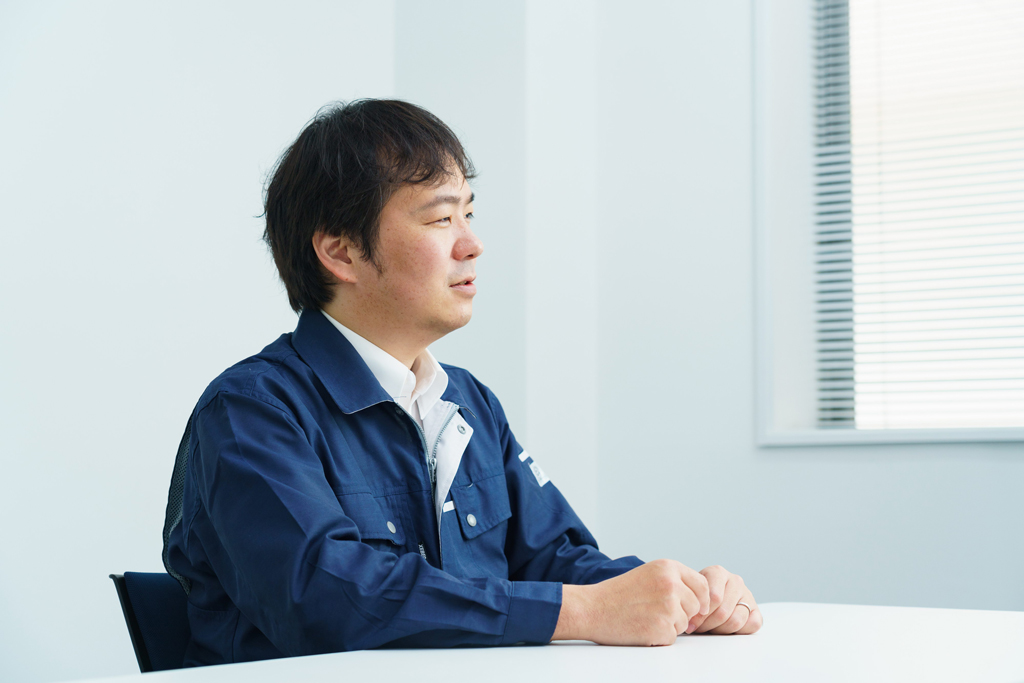 インタビューに答える 元𠮷 正樹