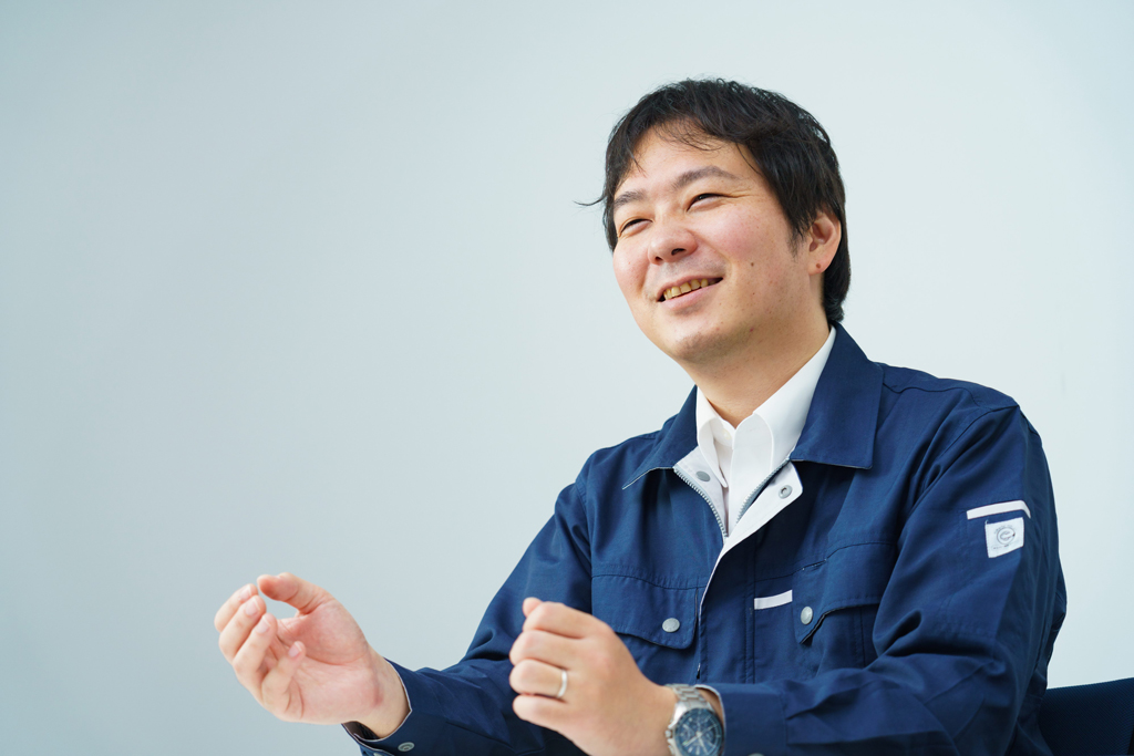 インタビューに答える 河合 宏