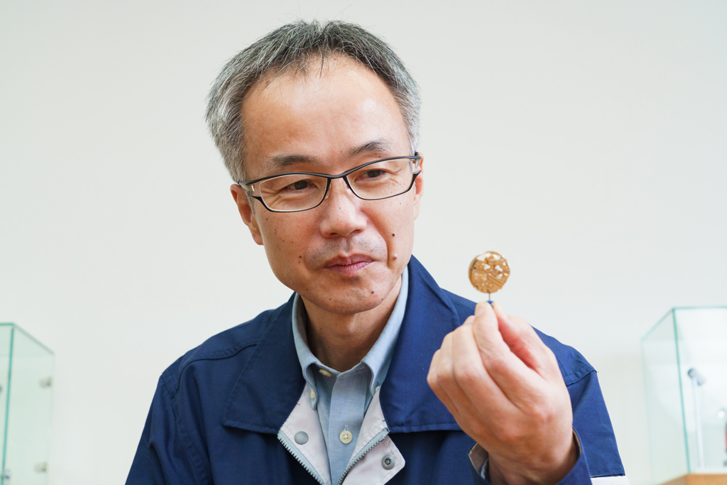 インタビューに答える 髙野