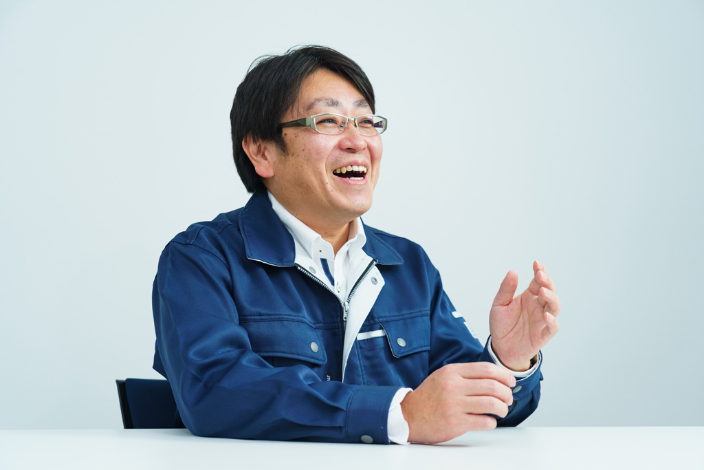 インタビューに答える座光寺 誠