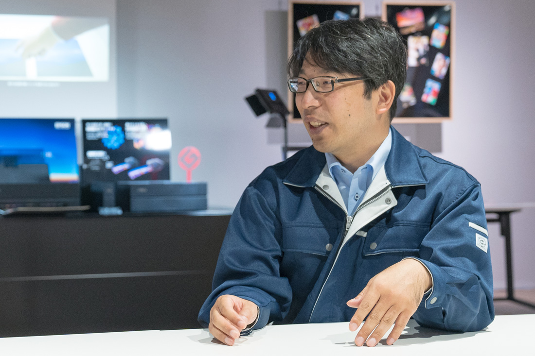 インタビューに答える 永井