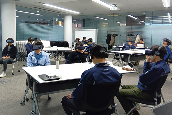 VRゴーグルを装着して体験をしている参加者