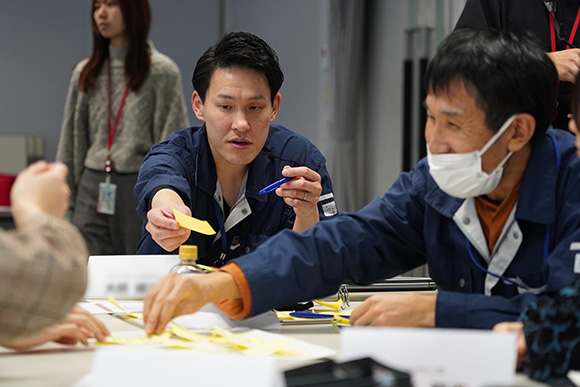 テーブルを囲んで話し合っている人たち